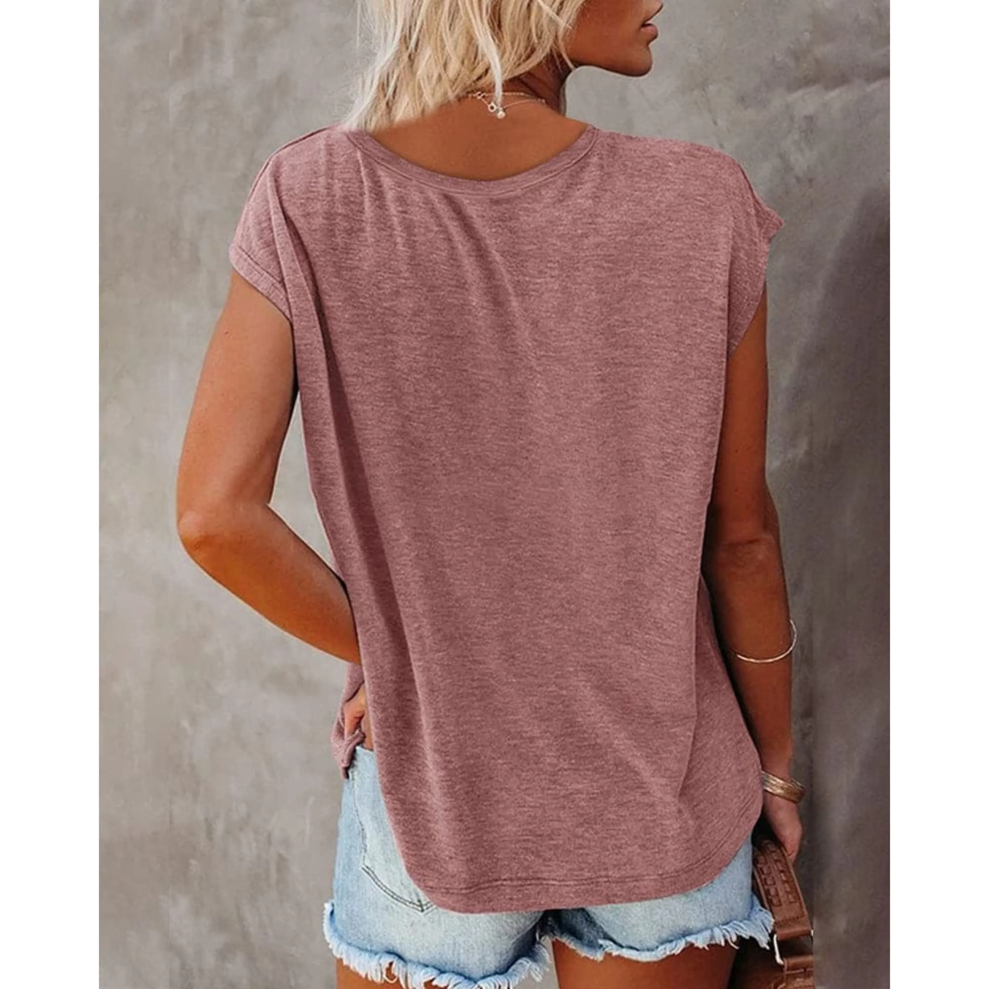 Dana® | Women's V-neck t-shirt with a relaxed fit