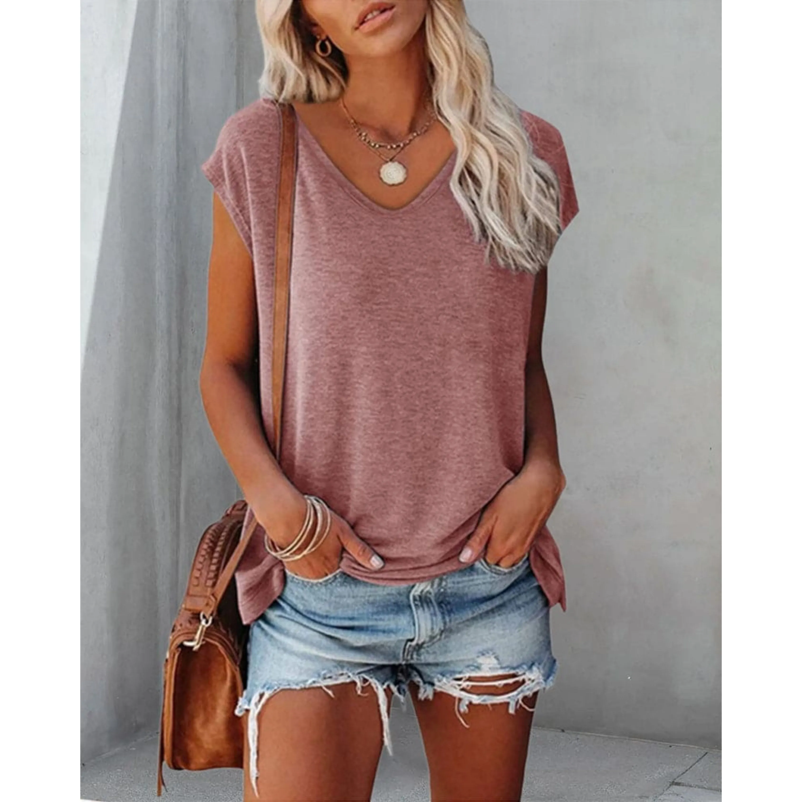 Dana® | Women's V-neck t-shirt with a relaxed fit