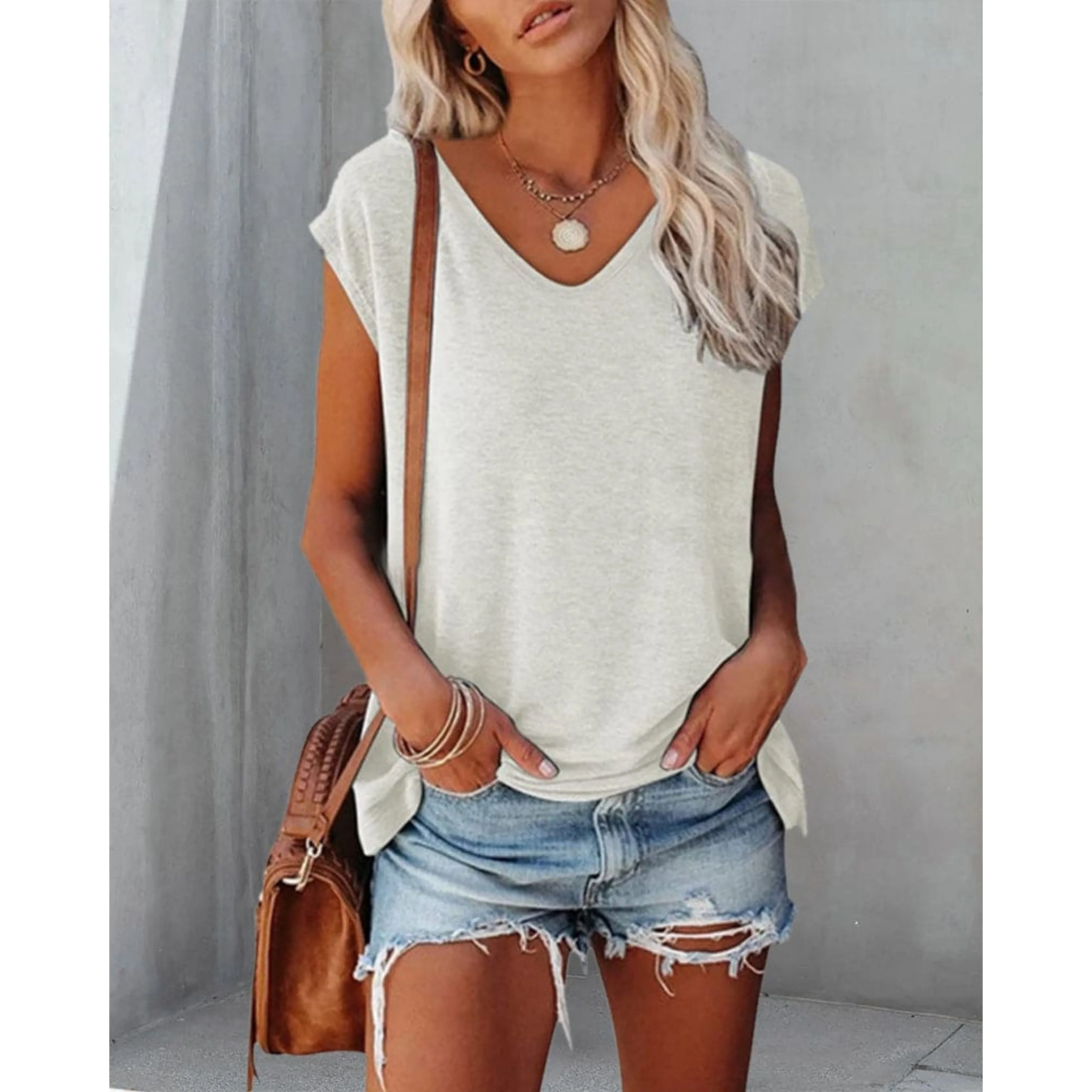 Dana® | Women's V-neck t-shirt with a relaxed fit