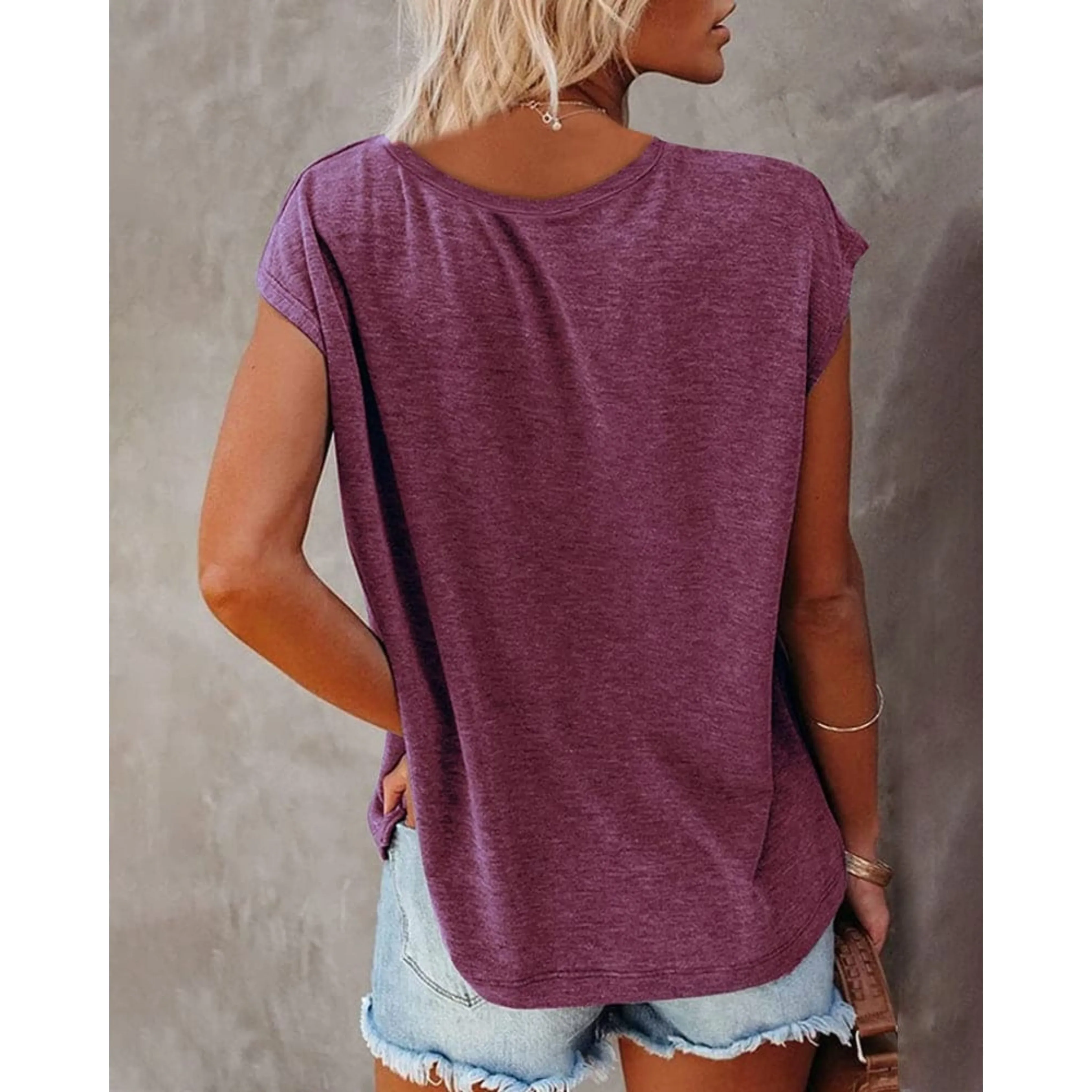 Dana® | Women's V-neck t-shirt with a relaxed fit