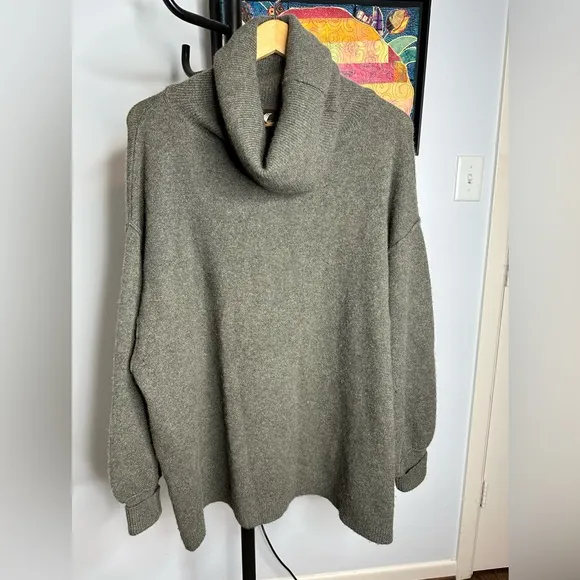 Free People green oversized cashmere tunic. Great condition. Size M.