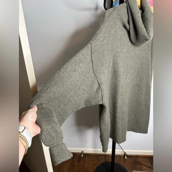 Free People green oversized cashmere tunic. Great condition. Size M.