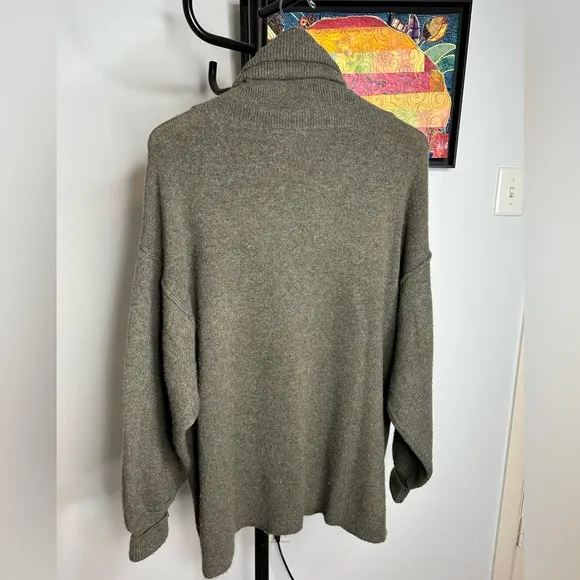 Free People green oversized cashmere tunic. Great condition. Size M.
