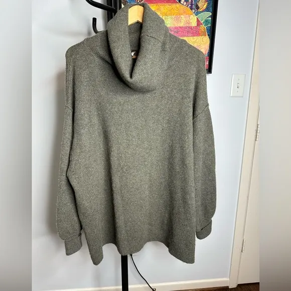 Free People green oversized cashmere tunic. Great condition. Size M.